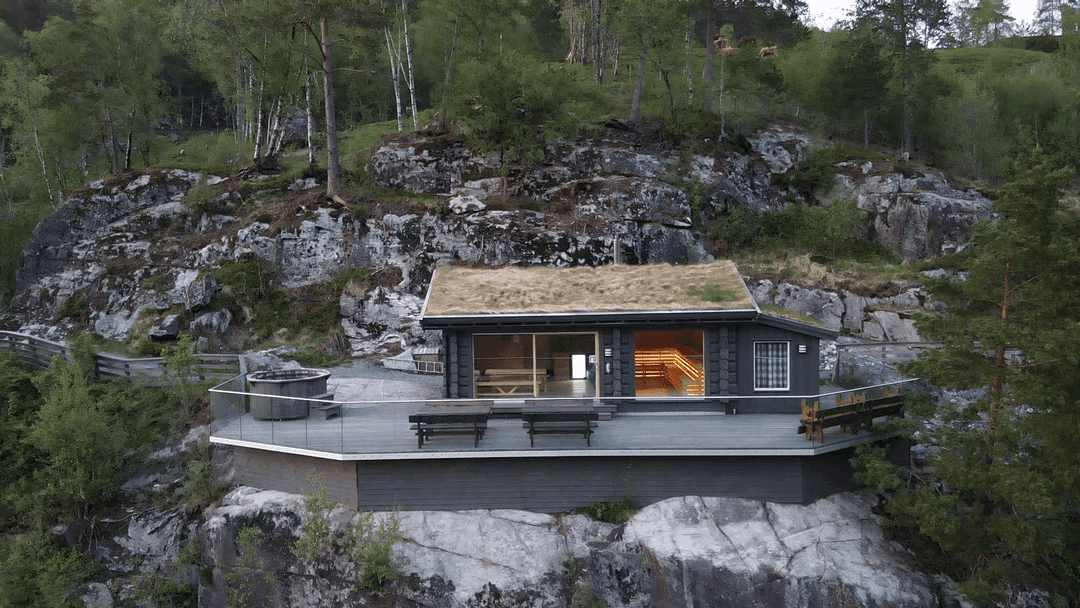 Moskjelen spa cabin with sauna overlooking Suldalslågen river at sunset