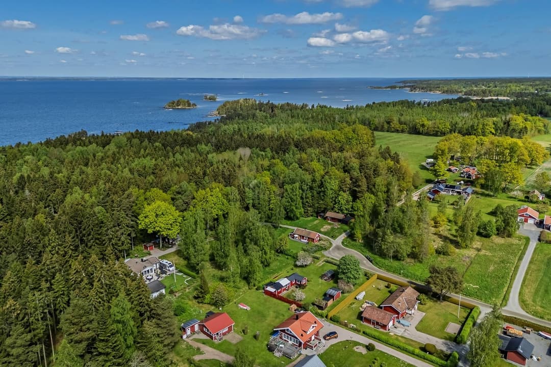 Country road leading to Åkersäng through forest