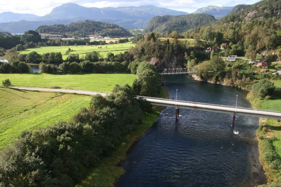 Group on an active river expedition navigating Suldalslågen's currents together