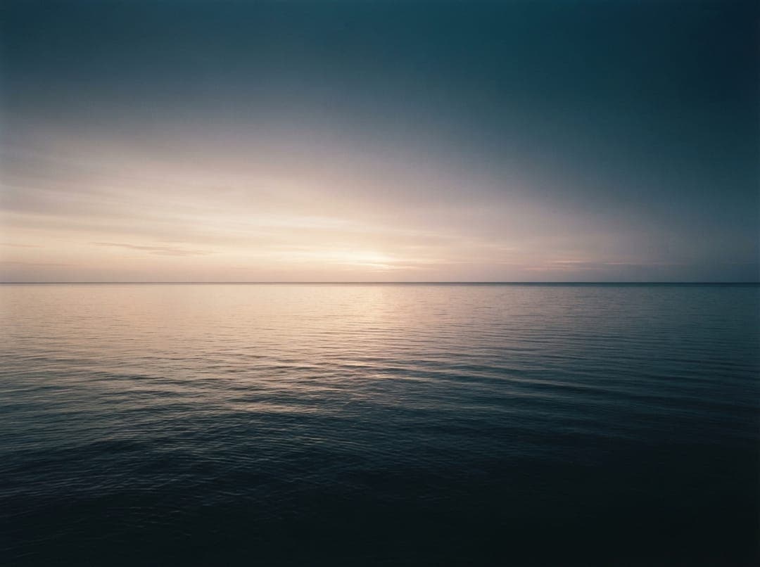 Calm ocean horizon at dawn